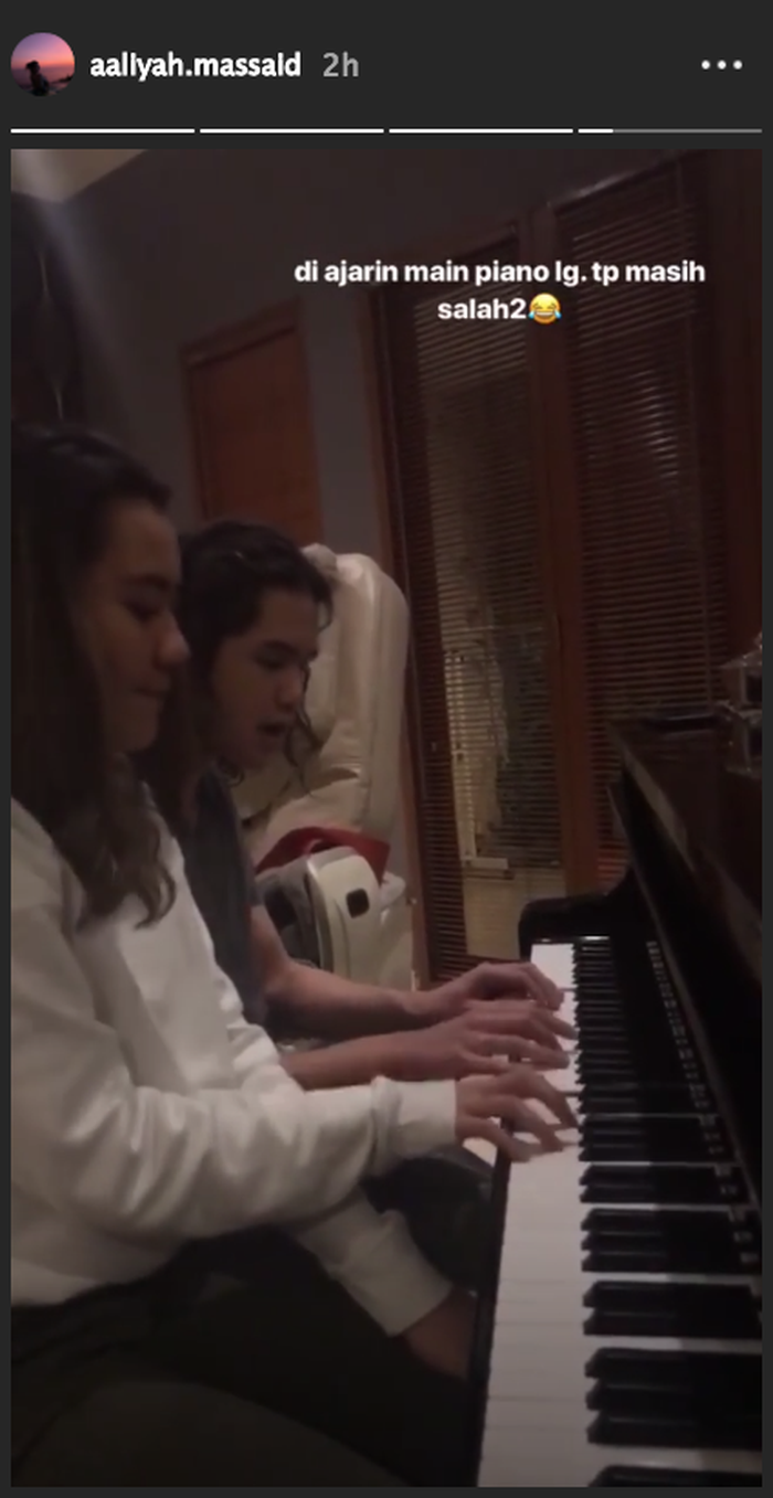Dul Jaelani mengajari Aaliyah Massaid main piano