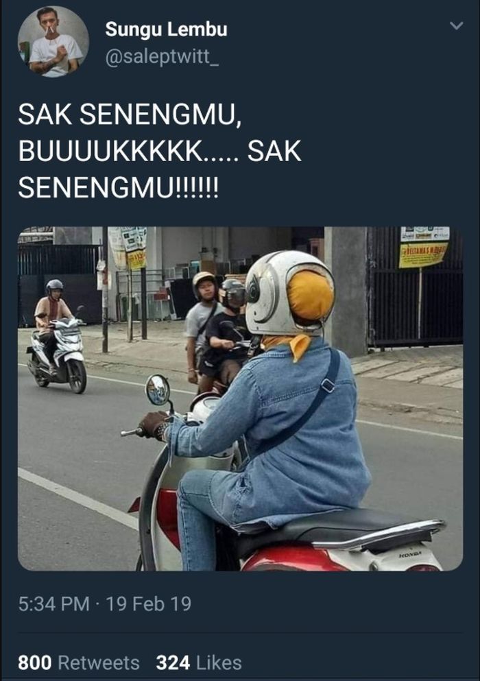 Ibu ini pilih lubangi helm untuk menjaga cepol hijabnya tetap rapi