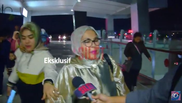 Reaksi Aisyahrani ketika sang ibu diwawancara soal pernikahan Syahrini dan keberangkatannya ke Jepang