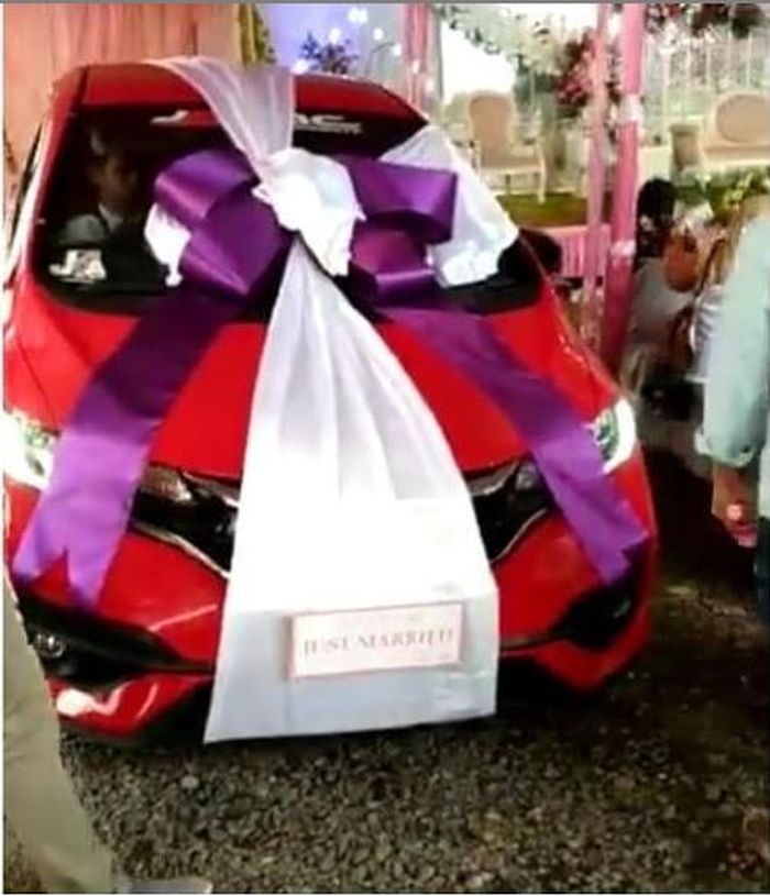 Honda Jazz parkir di tenda pernikahan