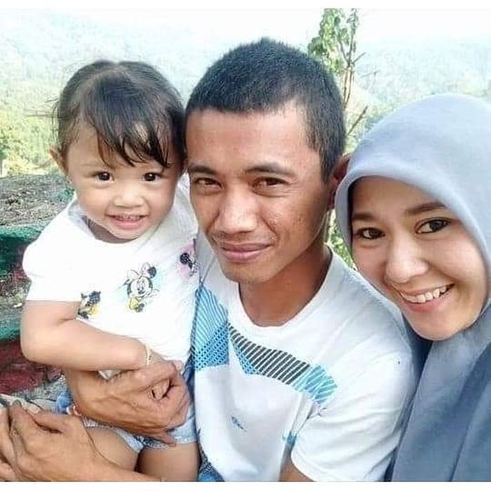 Erni dan Romi bersama anak pertamanya