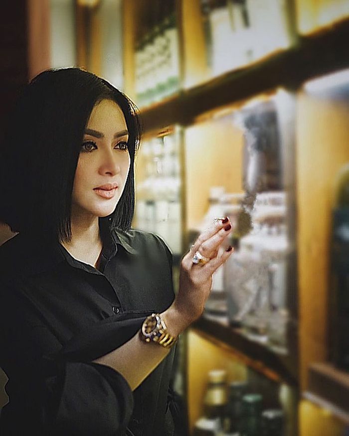 Syahrini memakai jam tangan mewah