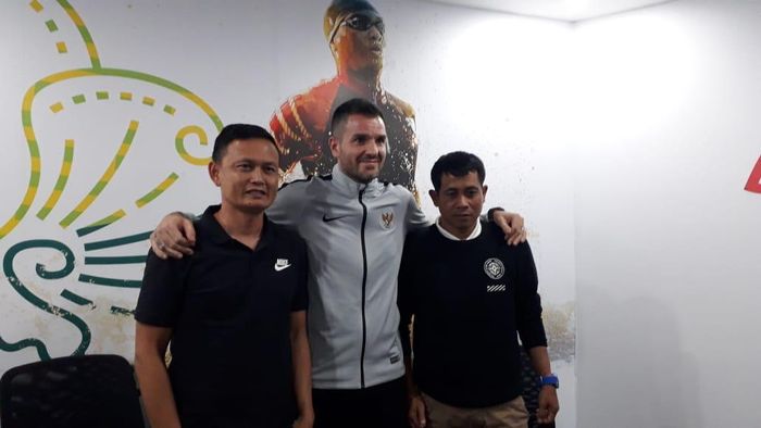 Pelatih timnas Indonesia, Simon McMenemy diapit dua asistennya, Yeyen Tumena dan Joko Susilo (kanan) yang diperkenalkan di kantor PSSI, fX Sudirman, Jakarta, 25 Februari 2019.