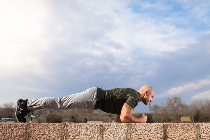 Contoh gerakan atau pose plank
