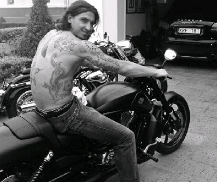 Zlatan IBrahimovic bersama motor Harley Davidson miliknya