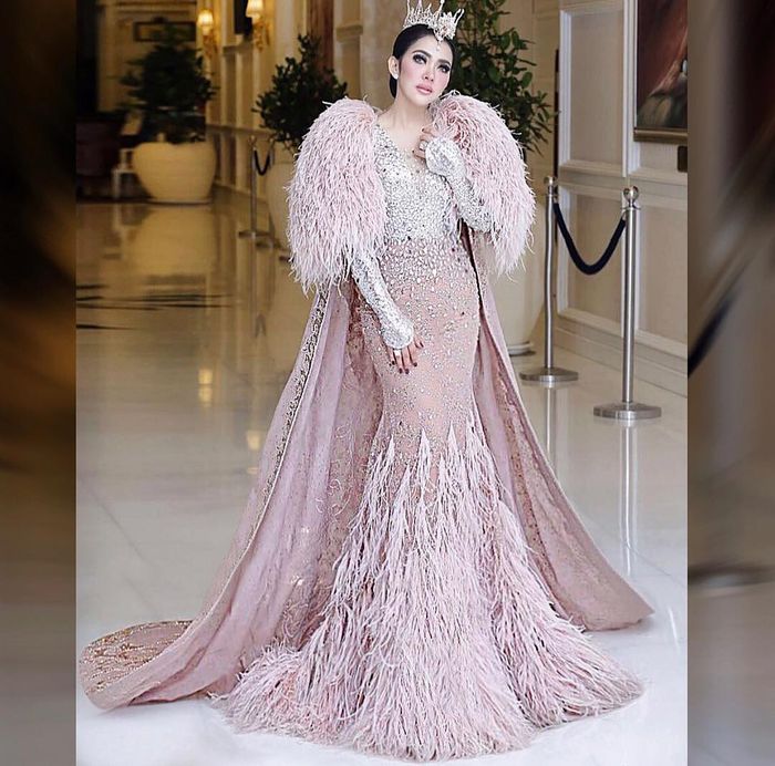 Penampilan anggun Syahrini pakai mahkota layaknya Putri Kerajaan