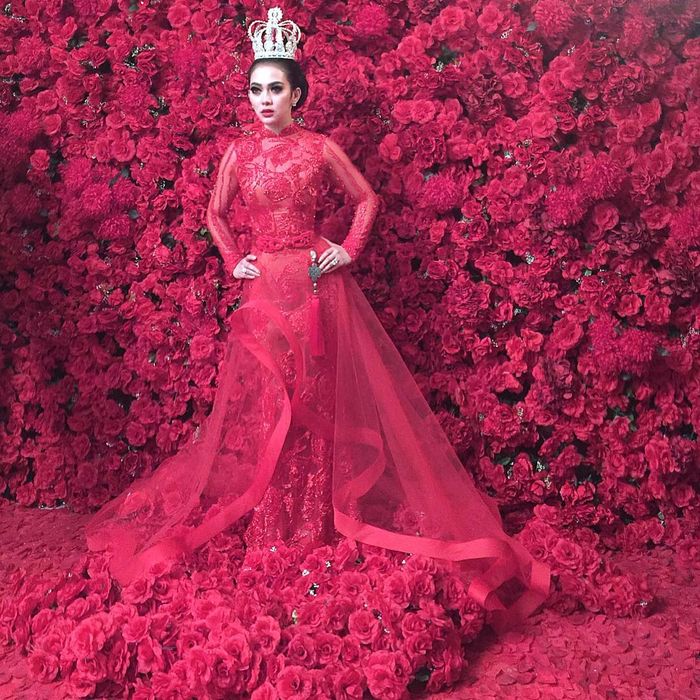 Penampilan anggun Syahrini pakai mahkota layaknya Putri Kerajaan