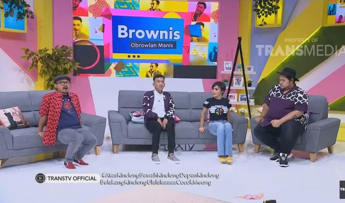 Yuni Shara praktikan gerakan olahraganya