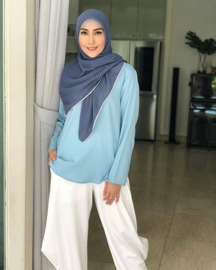 Penampilan Hijab Kasual yang Simpel untuk Sehari-hari ala Fenita Arie – Calm Blue