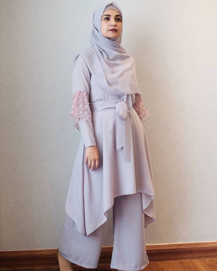 Gaya modis dan santun Shireen Sungkar dengan paduan tunik hijab