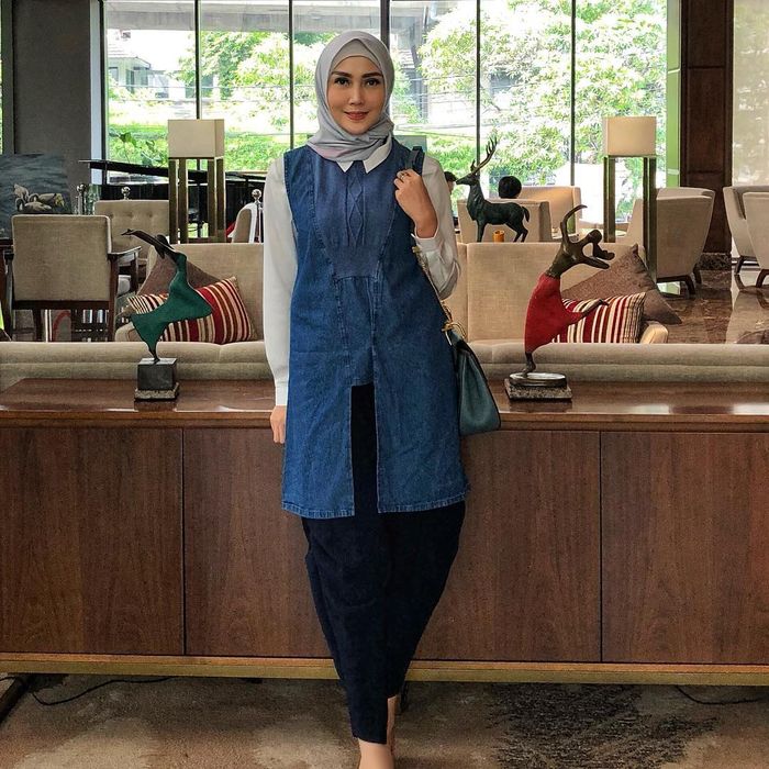 Penampilan Hijab Kasual yang Simpel untuk Sehari-hari ala Fenita Arie – Tunik Jeans
