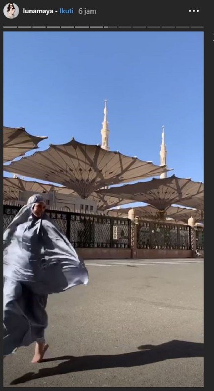 Luna Mata tersenyum ketika sednag umrah