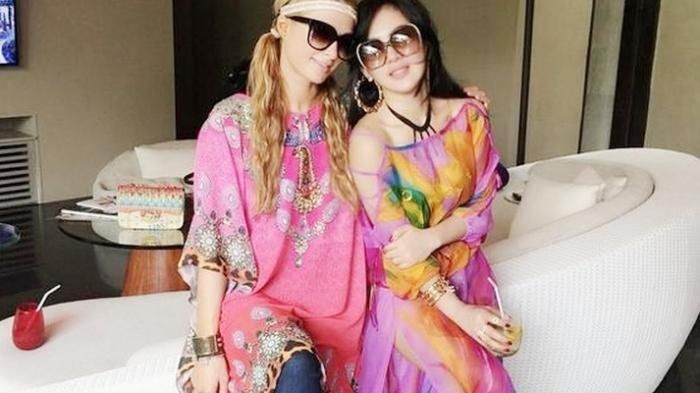 Syahrini dan Paris Hilton ketika liburan bersama