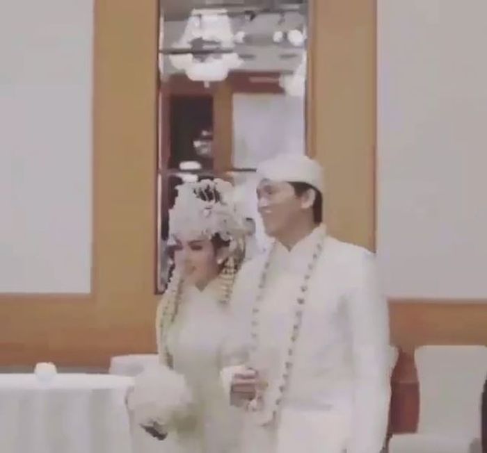 Video akad nikah Syahrini dan Reino Barack tersebar, terlihat keduanya memakai busana serba putih dengan adat Sunda Siger