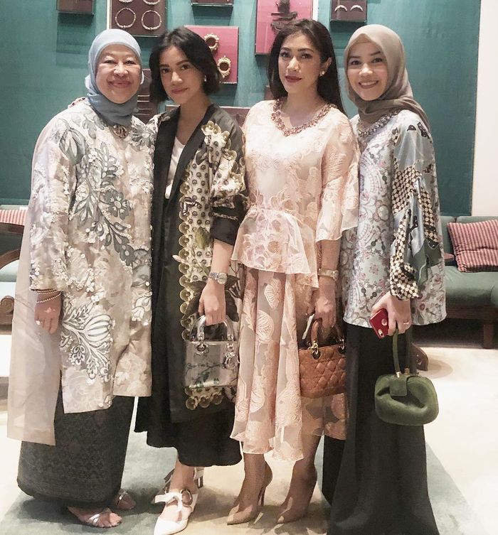 Aliya Rajasa terlihat feminin mengenakan setelan bernuansa warna pink sambil bawa tas mewah