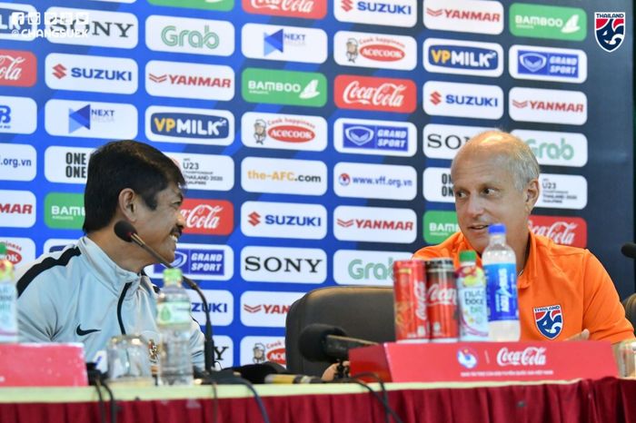 Pelatih timnas U-23 Thailand, Alexandre Gama, berbicara dengan pelatih timnas U-23 Indonesia dalam jumpa pers.