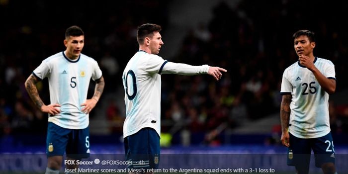 Lionel Messi berbicara kepada rekan-rekan setimnya saat timnas Argentina menghadapi Venezuela dalam laga persahabatan di Stadion Wanda Metropolitano, Spanyol, 22 Maret 2019.