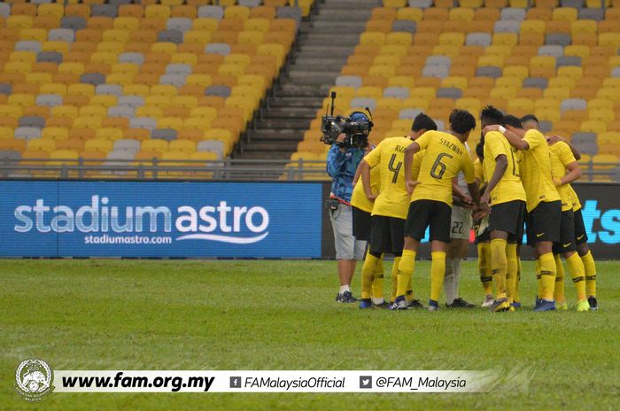 Para pemain timnas Malaysia sebelum memulai laga kontra timnas Afghanistan pada perebutan posisi tiga Airmarine Cup 2019 di Stadion Nasional Bukit Jalil, Kuala Lumpur, 23 Maret 2019.