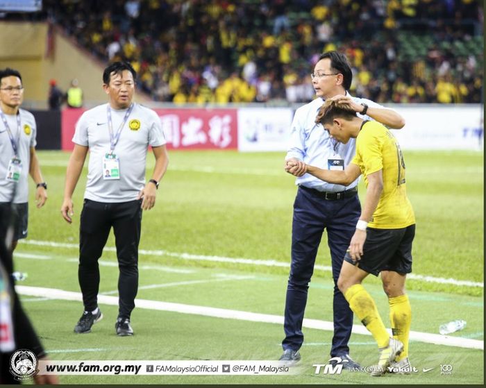 Pelatih timnas U-23 Malaysia, Ong Kim Swee, merangkul pemainnya dalam partai Kualifikasi Piala Asia U-23 2020 versus China.