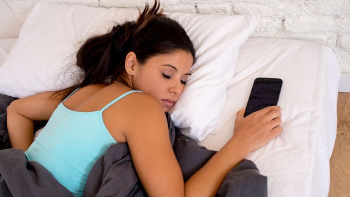 Jangan Lagi Letakkan Ponsel Disebelahmu Saat Tidur, Sebabkan Gangguan Menstruasi Hingga Penyakit Mematikan ini