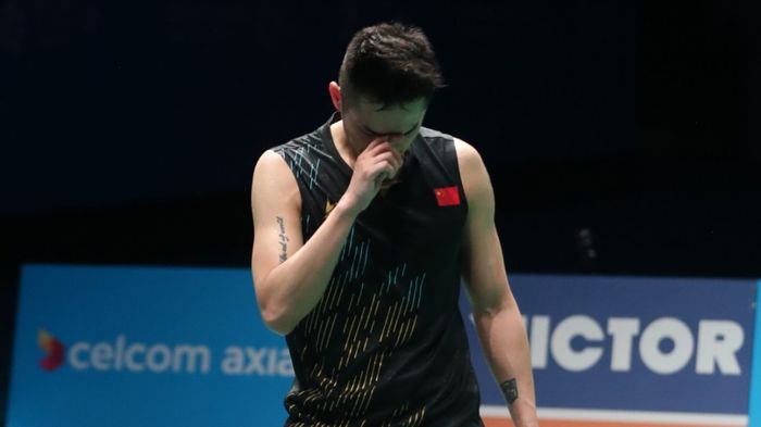 Pebulu tangkis tunggal putra China, Lin Dan, bereaksi setelah memastikan diri sebagai pemenang Malaysia Open 2019 di Axiata Arena, Bukit Jalil, Kuala Lumpur, Minggu (7/4/2019).