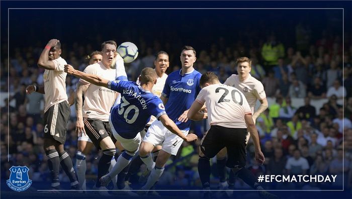 Pemain Everton melepas tembakan salto yang membobol gawang Manchester United pada Minggu (21/4/2019).