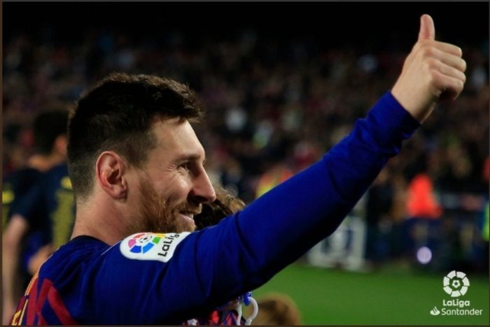 Lionel Messi merayakan gelar juara Liga Spanyol 2018-2019 bersama Barcelona.