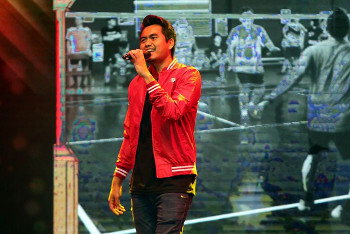 Tontowi Ahmad menjadi vokalis band di perayaan ulang tahun PB Djarum ke -50 di GOR Djarum, Jati, Kudus, Minggu (28/4/2019) malam.