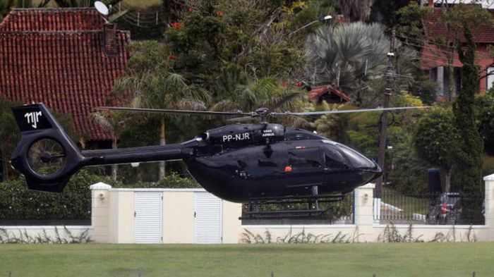 Helikopter yang ditumpangi Neymar menuju tempat latihan timnas Brasil di Rio de Janeiro.