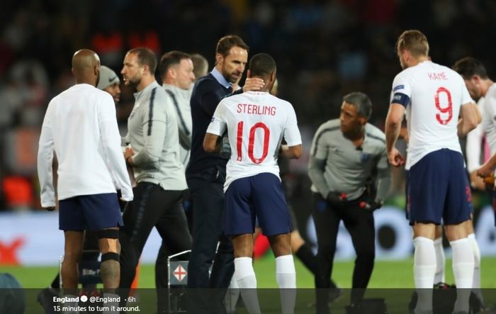 Pelatih timnas Inggris, Gareth Southgate memberikan semangat kepada anak asuhnya saat jeda babak tambahan waktu saat melawan Belanda pada laga semifinal UEFA Nations League
