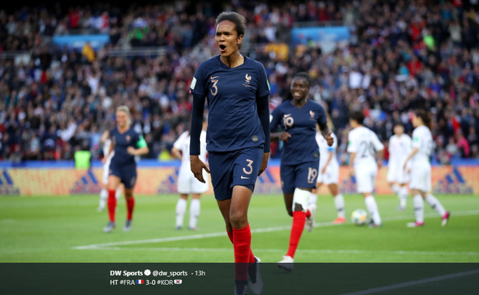 Pemain timnas putri Prancis, Wendie Renard, merayakan golnya ke gawang Korea Selatan pada laga pembuka Piala Dunia Wanita 2019 di Parc des Princes, 7 Juni 2019.