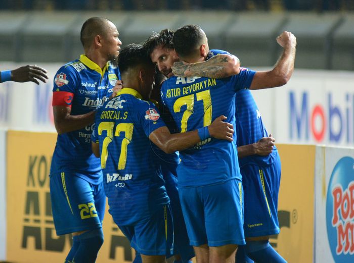 Pemain Persib Bandung merayakan gol yang dicetak Bojan Malisic ke gawang Tira-Persikabo pada pekan kedua Liga 1 2019.