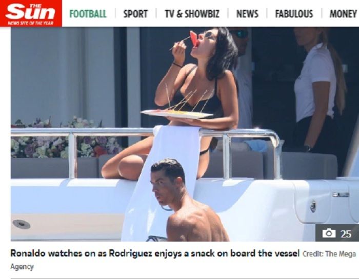 Georgina Rodriguez dan Cristiano Ronaldo ketika berada di atas Yacht mewah saat berlibur di St Tropez, Riviera, Perancis.