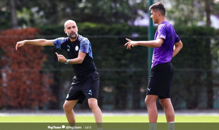 Pelatih Manchester City, Pep Guardiola, memberi instruksi kepada Rodri Hernandez dalam sesi latihan pra-musim 2019.
