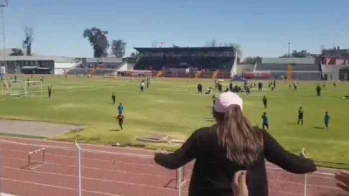 Detik-detik pesepak bola berusia 8 tahun masuk ke saluran drainase stadion di Arequipa, Peru.