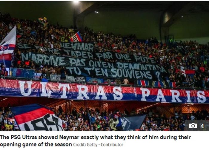 Fan PSG, Ultras Paris membentangkan banner dengan beberapa kalimat kasarnya kepada Neymar.