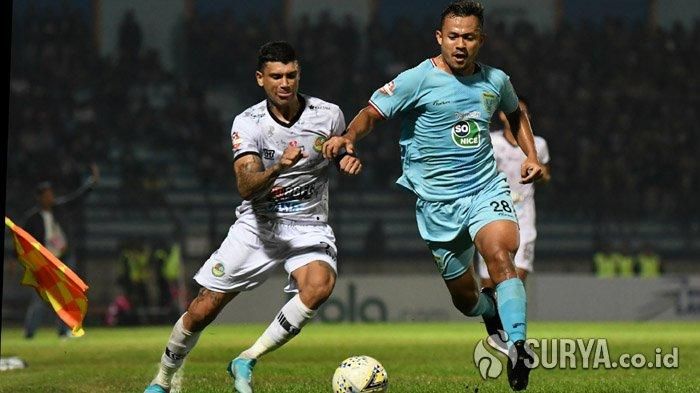 Sayap Tira Persikabo, Ciro Alves (kiri),  berduel dengan  bek Persela Lamongan, Arif Satria, di Stadion Surajaya, Lamongan, Minggu (25/8/2019). 