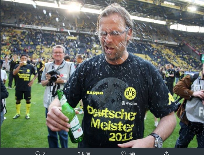 Juergen Klopp merayakan kemenangan Borussia Dortmund sebagai jawara Liga Jerman dengan mabuk-mabuk.