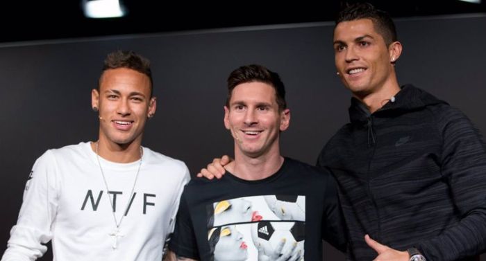 Neymar (kiri) Messi (tengah) Ronaldo (kanan) saat bersaing mendapatkan gelar Ballon d'Or. 