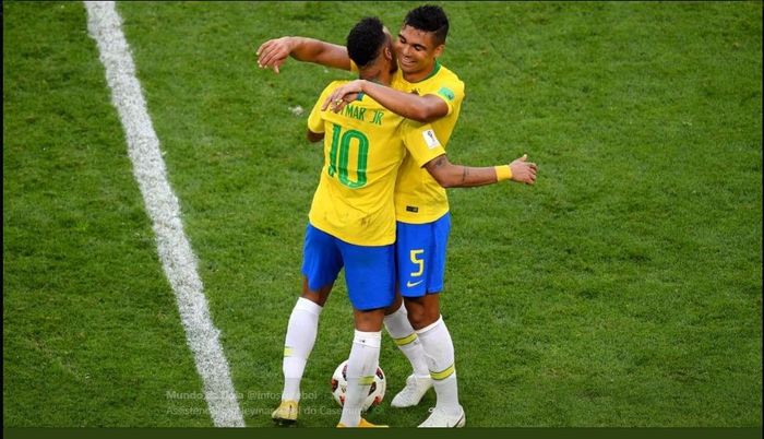Neymar dan Casemiro berpelukan dalam laga bersama timnas Brasil.