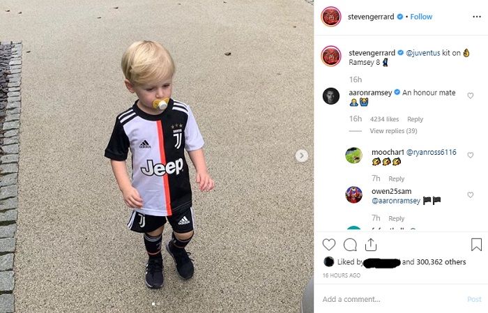 Lio, anak Steven Gerrard memakai baju Juventus