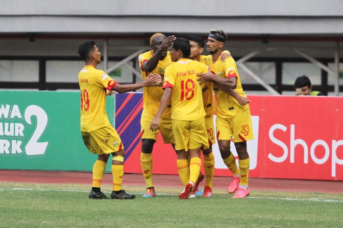 Para pemain Bhayangkara FC merayakan gol yang dicetak Adam Alis ke gawang Borneo FC pada pekan ke-20 Liga 1 2019 di Stadion Patriot Chandrabhaga, Kota Bekasi, Minggu (22/9/2019).