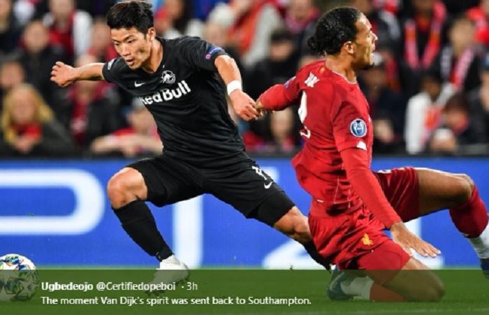 Momen ketika bek Liverpool, Virgil van Dijk (kanan) dikecoh oleh penyerang Salzburg asal Korea Selatan, Hwang Hee-chan (kiri) di Liga Champions.