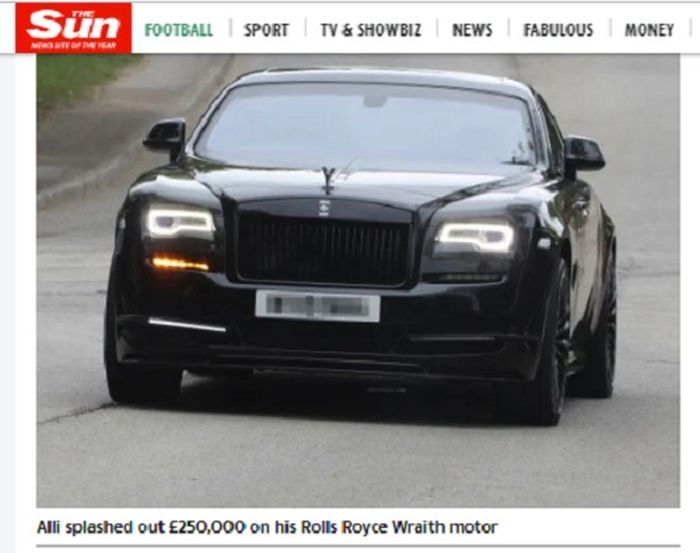 Dele Alli terlihat mengenakan mobil Rolls Royce. 