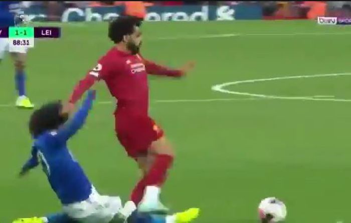 Penyerang Liverpool, Mohamed Salah, ditekel gelandang Leicester City, Hamza Choudhury, dalam laga Liga Inggris di Stadion Anfield, Sabtu (5/10/2019).