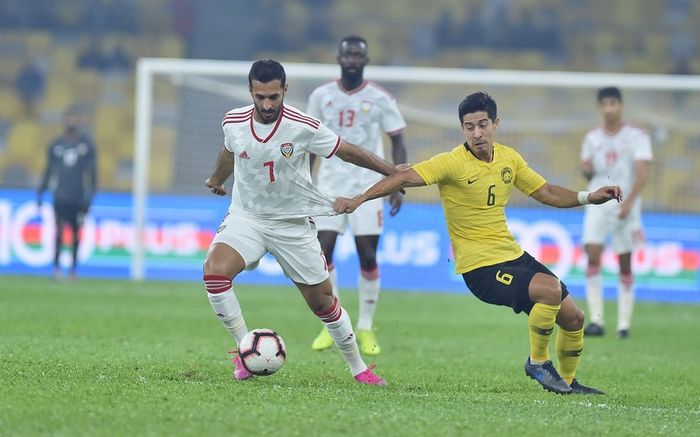 Striker timnas Uni Emirat Arab, Ali Mabkhout (kiri) mendapat pengawalan dari pemain timnas Malaysia, Brendan Gan, di Stadion Bukit Jalil, Kuala Lumpur, 10 September 2019.