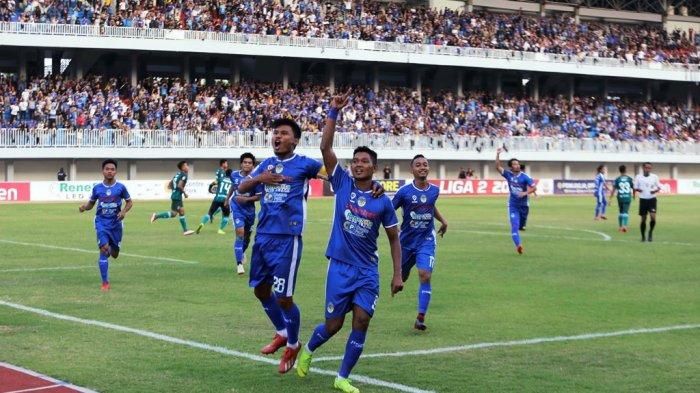 Pemain PSIM Yogyakarta merayakan gol yang dicetak oleh Raffi Angga saat melawan Persatu Tuban di Stadion Mandaka Krida, Yogyakarta, pada 13 Oktober 2019.