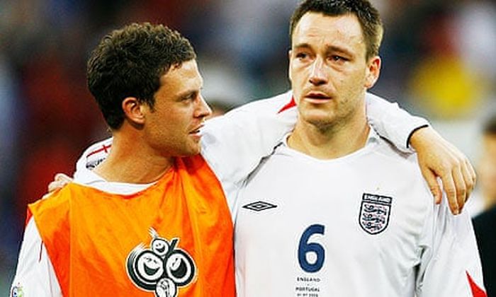 Wayne Bridge (kiri) memeluk John Terry usai Inggris disingkirkan Portugal pada Piala Dunia 2006.