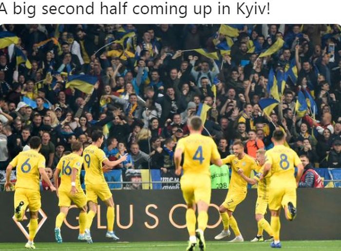 Para pemain timnas Ukraina merayakan gol yang dicetak oleh Andriy Yarmolenko (ketiga dari kanan) dalam laga Grup B Kualifikasi Euro 2020 di Stadion NSK Olimpiyskyi, Senin (14/10/2019).