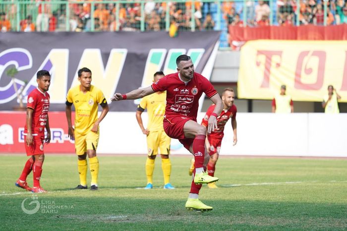 Penyerang Persija Jakarta, Marko Simic, melakukan tendangan penalti ke gawang Semen Padang